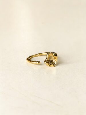 UM GOLD CURVED TUSK RING